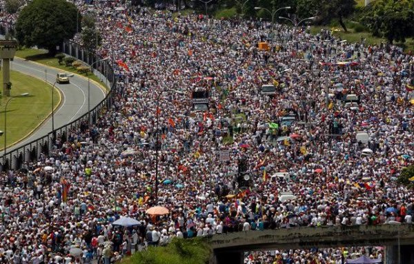  A oposição mostrou força nas ruas e o chavismo convocou em Miraflores