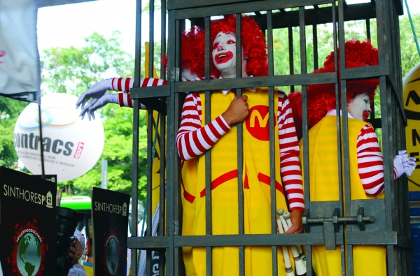 Trabalhadores do McDonald's no Brasil se unem a protesto global 