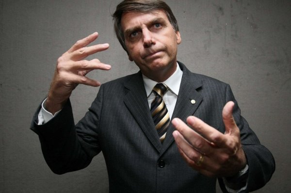 Bolsonaro usa assessor para justificar porque gastos parlamentares não batem