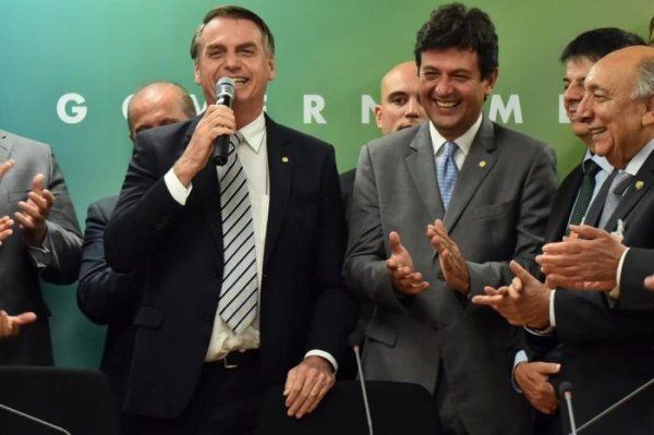 Ministro de Bolsonaro ataca CAPS e defende tratamento de dependentes em instituições religiosas