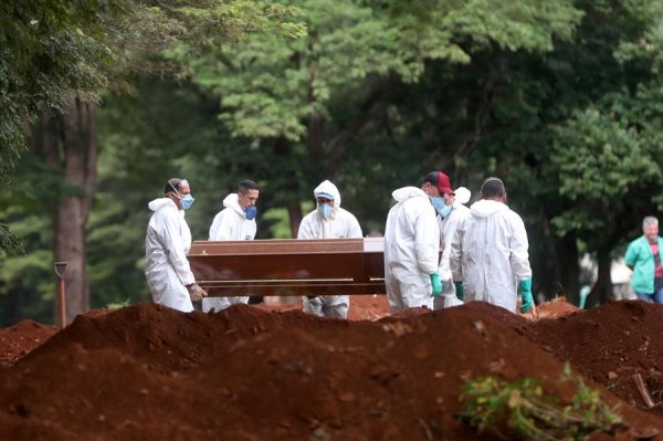 90 mil mortes: Para ajudar empresários, Bolsonaro e governadores sacrificaram vidas que poderiam ser salvas