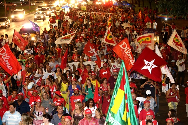Atos em defesa do governo Dilma reúnem cerca de 100 mil em todo o país