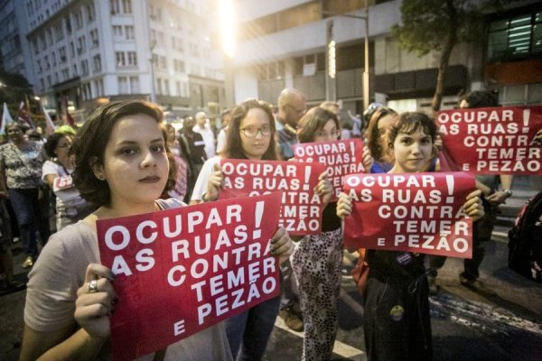 Rio faz ato massivo e ocupa as ruas contra Temer e Pezão
