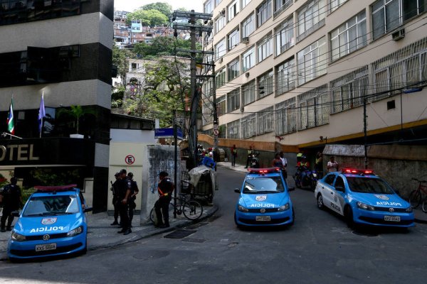 Polícia joga granada à luz do dia e mata porteiro no Rio de Janeiro
