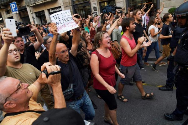 Espanha: “Não passarão!”, população expulsa neonazistas de uma concentração islamofóbica