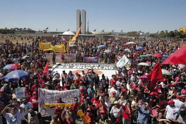 Milhares vão às ruas em todo o país contra ataques de Bolsonaro à educação e previdência