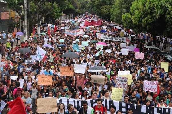 Mais 5 mil bolsas cortadas: a UNE deve convocar assembleias nas universidades!