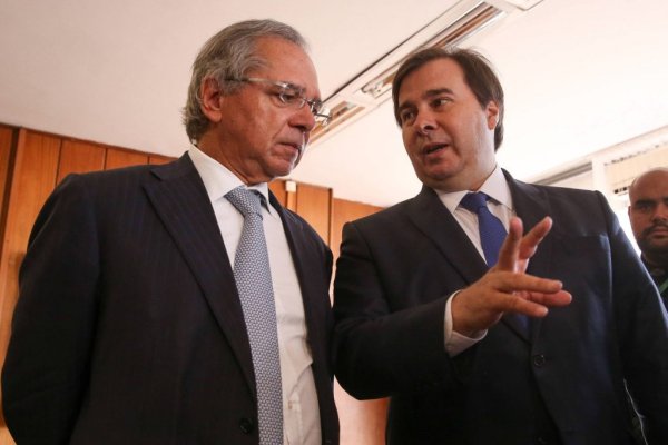 Para agradar Bolsonaro, Rodrigo Maia desiste de questionar privatização de refinarias no STF