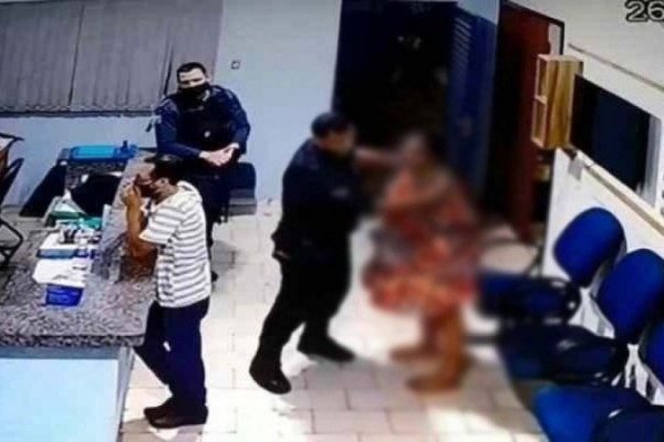 Vídeo mostra agressão de um policial a mulher algemada dentro de batalhão 
