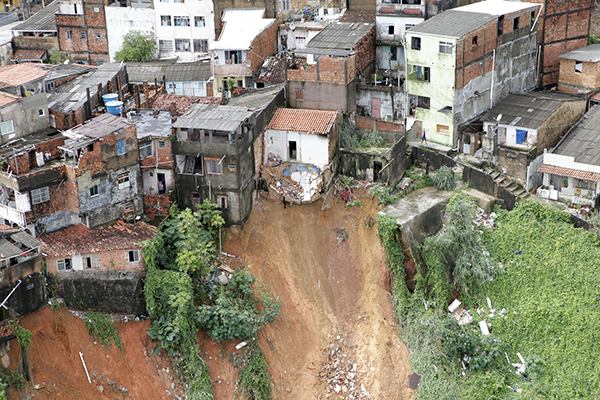 Falta de moradia digna e emprego de qualidade faz deslizamento matar 15 pessoas em Salvador