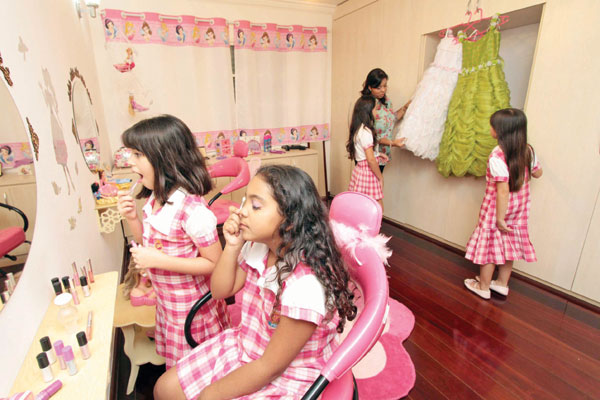 “Escola de Princesas” ensina meninas de 4 anos a serem belas, recatadas e do lar