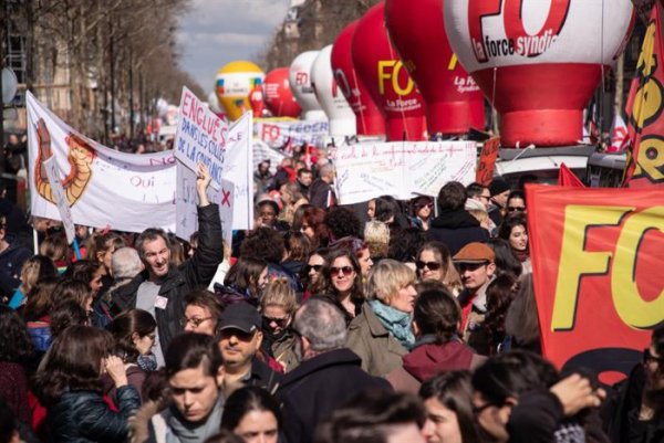Dezenas de milhares marcham na França em uma nova greve geral contra Macron