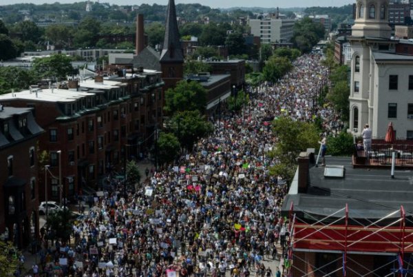 Protesto antirracista com mais de 40.000 pessoas cala racistas em Boston