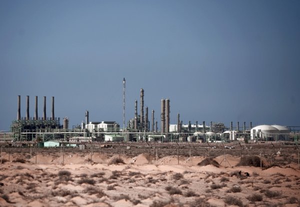 Estado Islâmico ataca tanques de petróleo da Líbia
