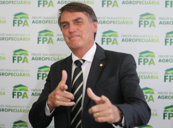 Reacionária Frente Parlamentar Agropecuária beija os pés de Bolsonaro