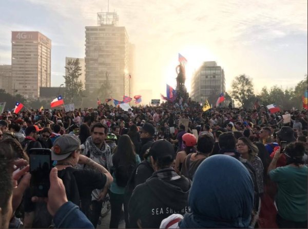 "Fuera Piñera!" Mobilizações massivas marcaram esta última terça no Chile