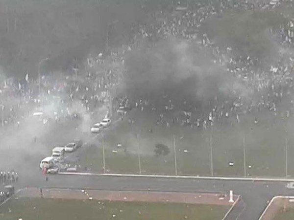 Vídeos e imagens da repressão violenta à manifestação contra a PEC 241/55 em Brasília