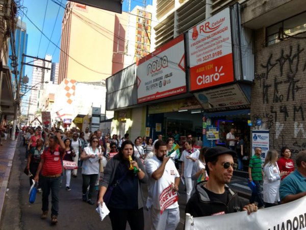 Trabalhadores da Unicamp vão ao centro de Campinas defender o HC junto a população