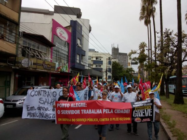 Municipários de Porto Alegre iniciam greve contra Marchezan e protestam nas ruas