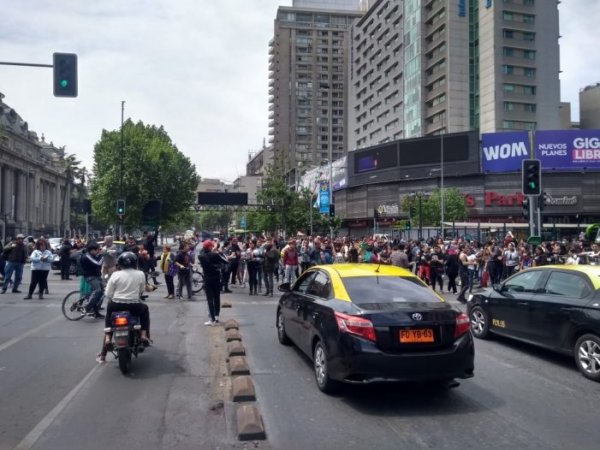 Contundente resposta popular frente ao Estado de Emergência com panelaços em toda Santiago