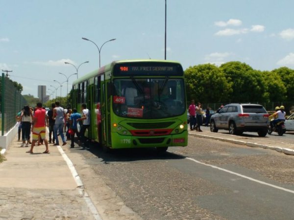 Motoristas e cobradores de ônibus de Teresina continuam em greve