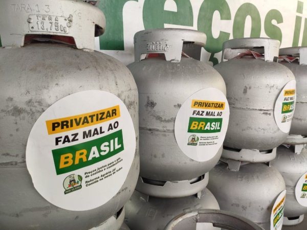 Petroleiros e sindicatos distribuem gás e gasolina à preços reduzidos em dia nacional contra a privatização da Petrobras