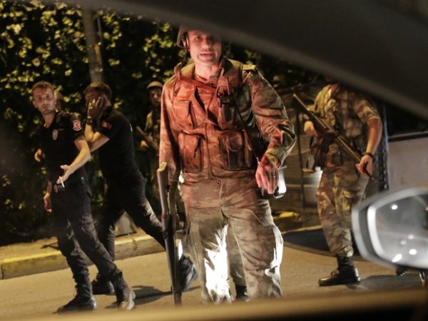 Primeiro ministro Turco afirma tentativa de golpe militar