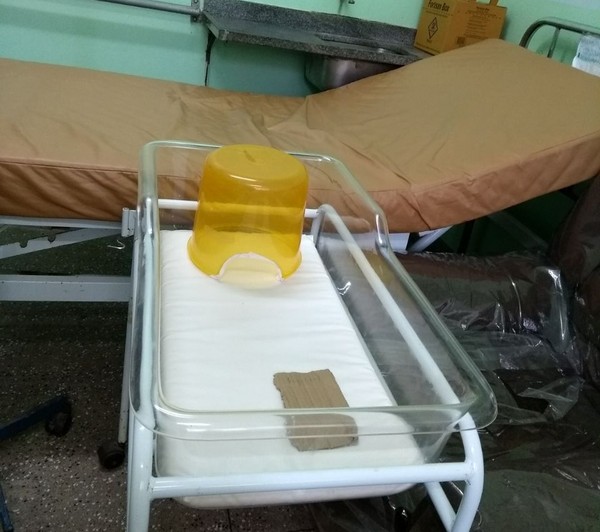 Em incubadora improvisada com balde, bebê recém-nascido morre após esperar 3 dias por UTI aérea